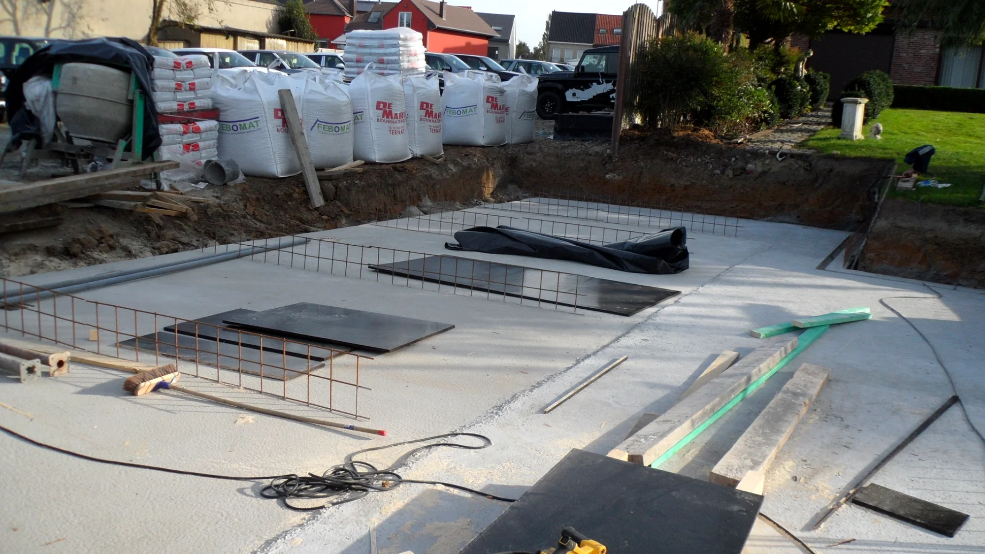 Construction complète d’une écurie avec toiture inclinée à Asse